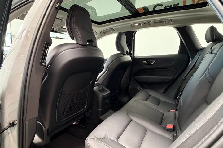 Grå Volvo XC60 fra 2023