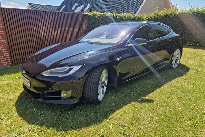 Sort Tesla Model S fra 2017