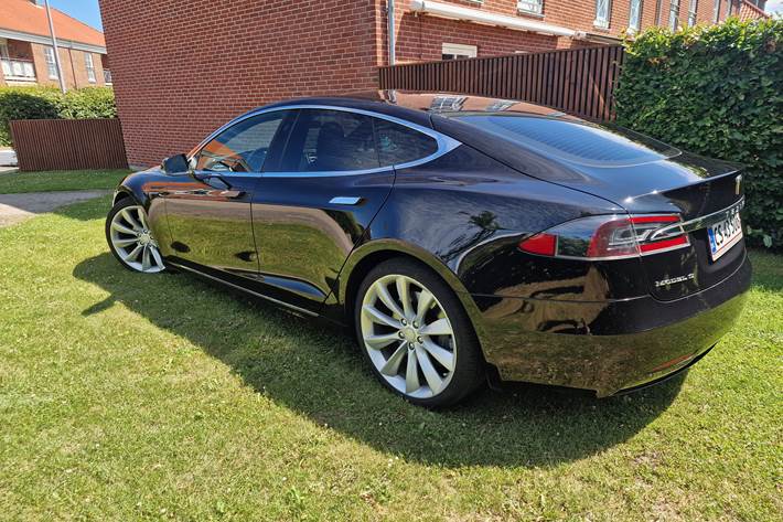 Sort Tesla Model S fra 2017