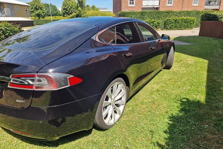 Sort Tesla Model S fra 2017