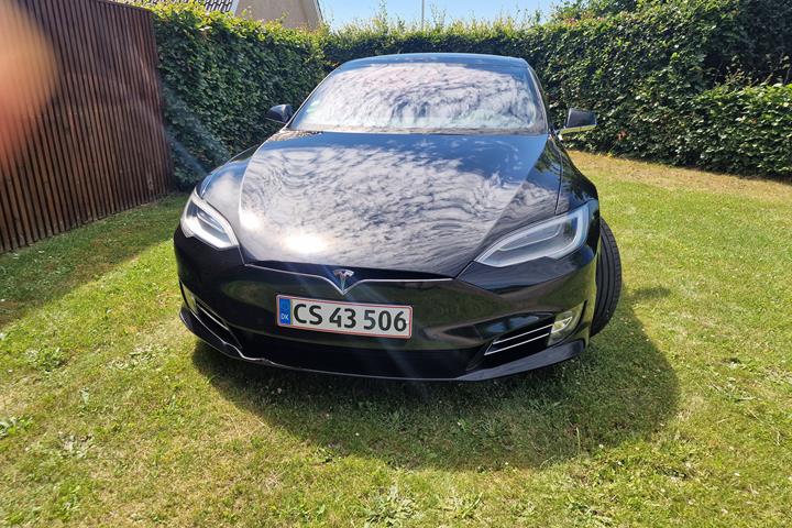 Sort Tesla Model S fra 2017