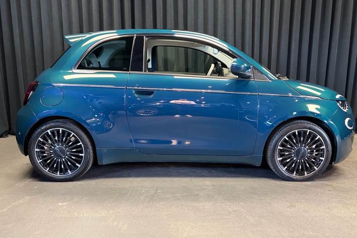 Blå Fiat 500e fra 2023