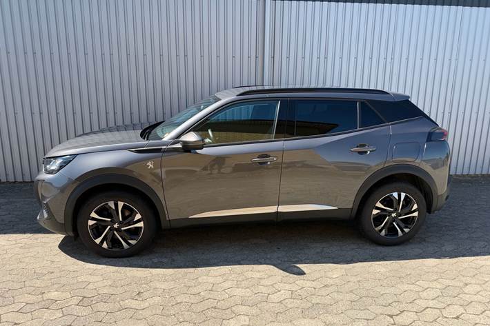 Grå Peugeot 2008 fra 2020