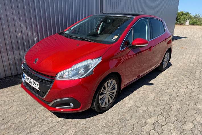 Rød Peugeot 208 fra 2020