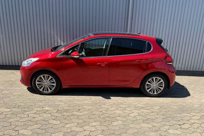 Rød Peugeot 208 fra 2020