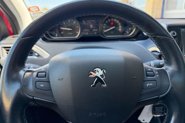 Rød Peugeot 208 fra 2020