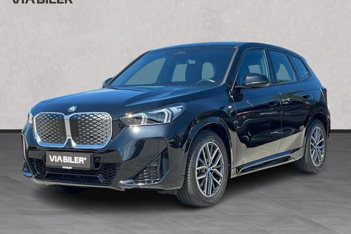 Sort BMW iX1 fra 2024 set udefra