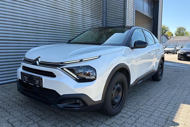 Hvid Citroën C4 fra 2024 set udefra