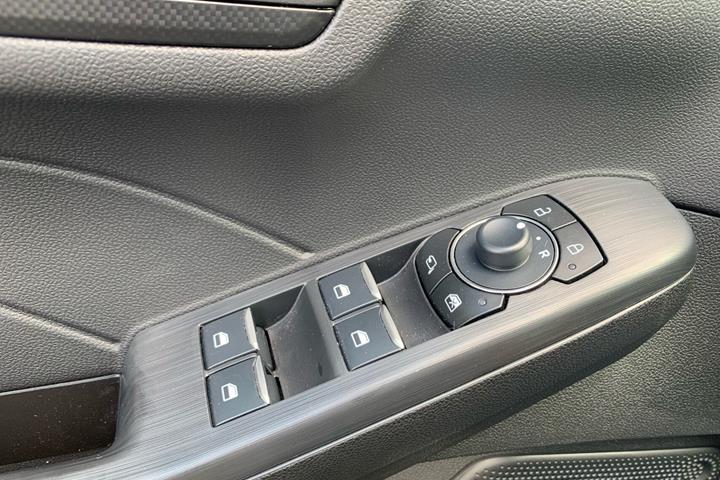 Sort Ford Kuga fra 2025