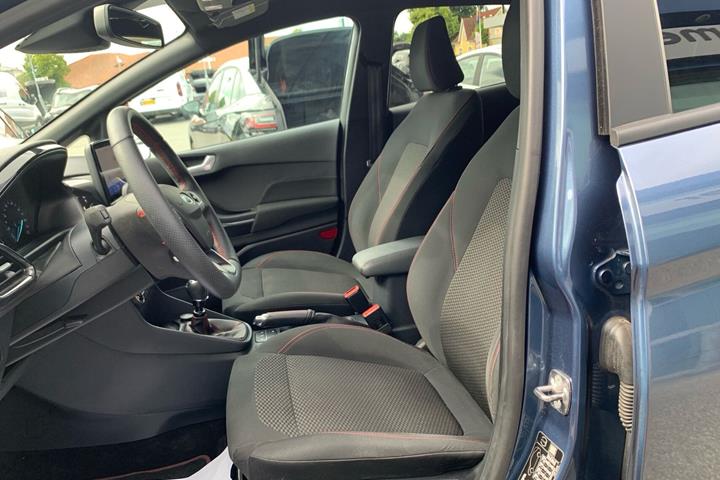 Blå Ford Fiesta fra 2021