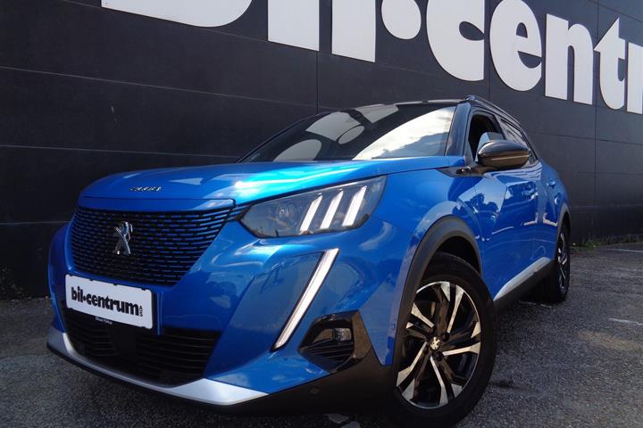 Blå Peugeot e-2008 fra 2020 set udefra