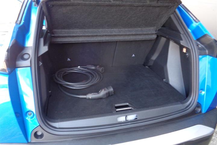 Blå Peugeot e-2008 fra 2020