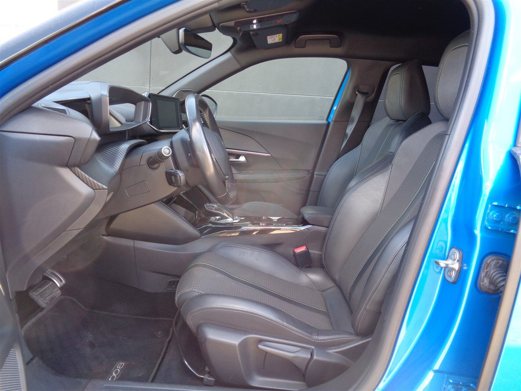 Blå Peugeot e-2008 fra 2020