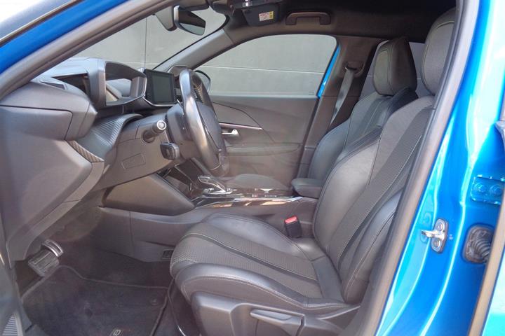 Blå Peugeot e-2008 fra 2020