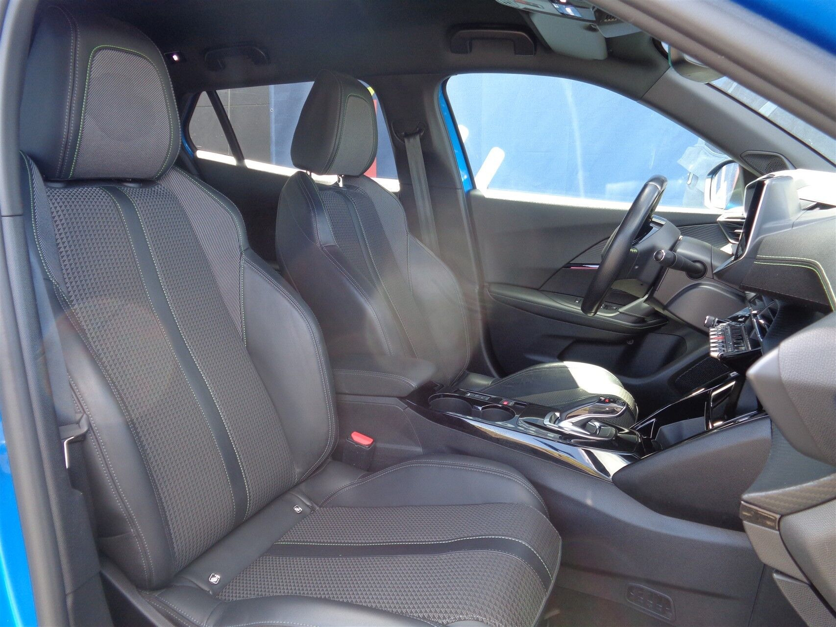 Blå Peugeot e-2008 fra 2020