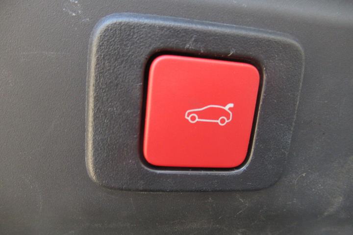 Blå Peugeot e-3008 fra 2025
