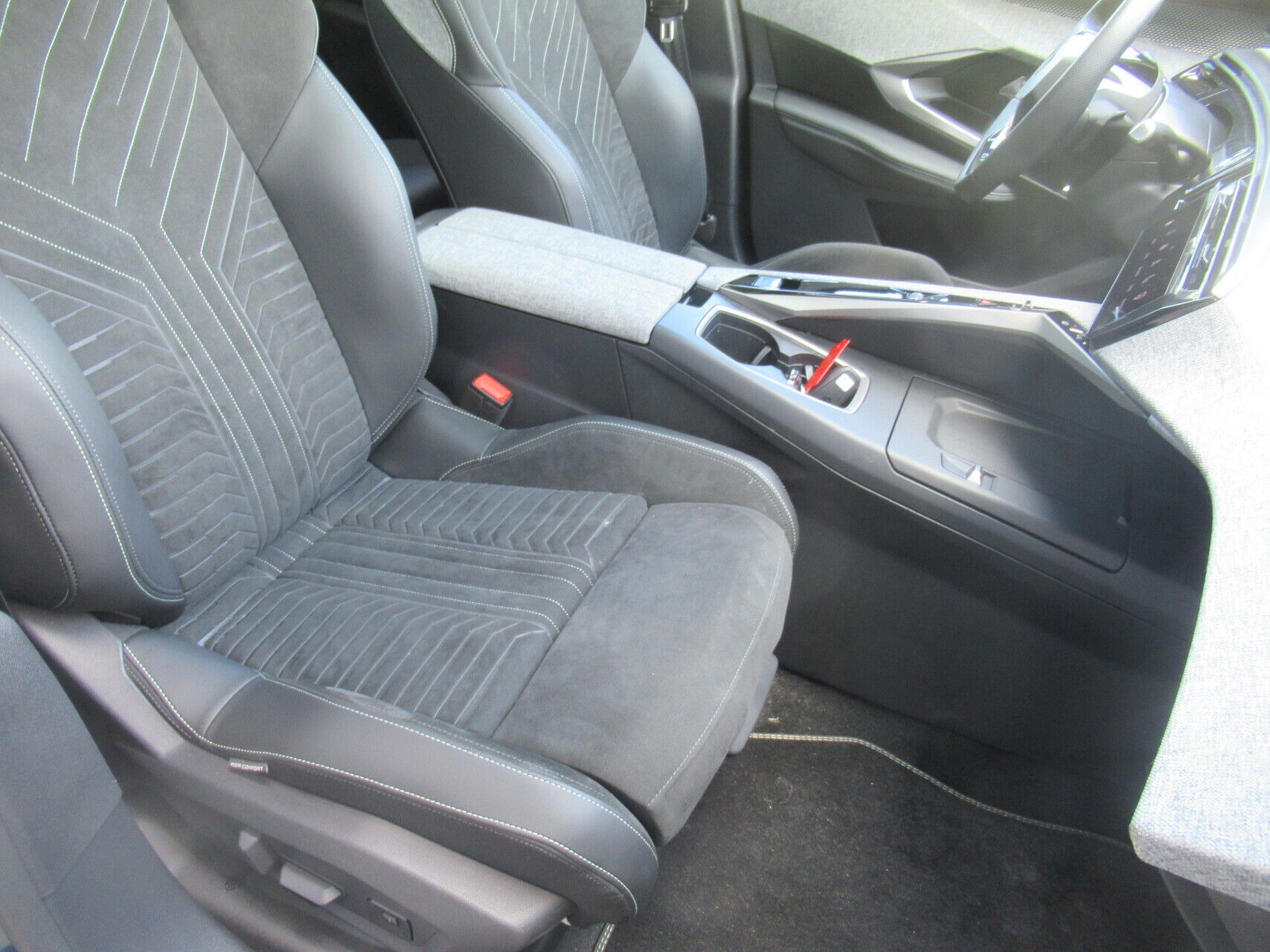 Blå Peugeot e-3008 fra 2025