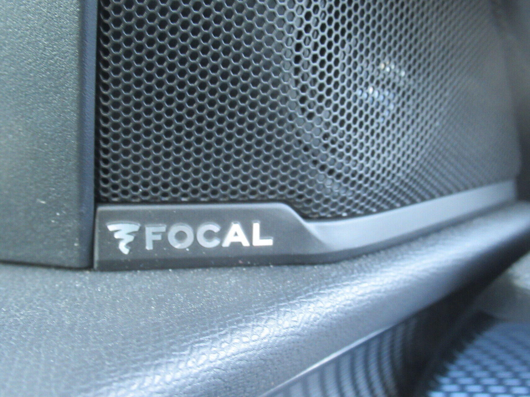 Blå Peugeot e-3008 fra 2025