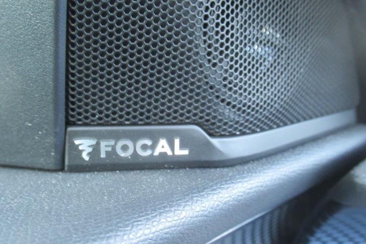 Blå Peugeot e-3008 fra 2025