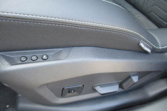 Blå Peugeot e-3008 fra 2025