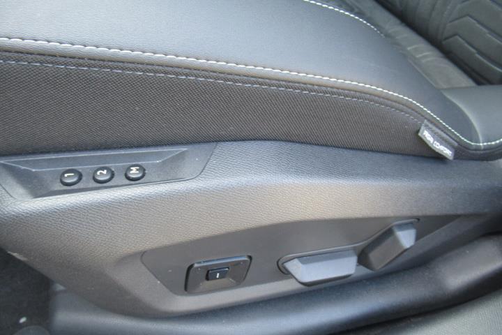 Blå Peugeot e-3008 fra 2025
