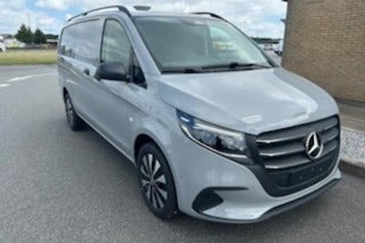 Grå Mercedes Vito 119 fra 2026 set udefra