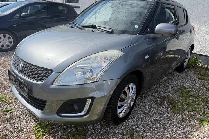 Grå Suzuki Swift fra 2015 set udefra