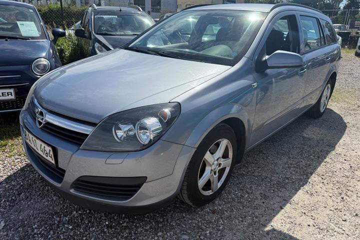 Grå Opel Astra fra 2006 set udefra