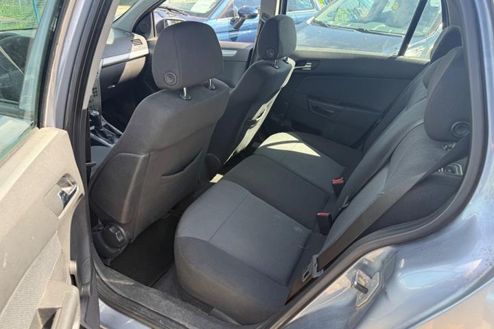 Grå Opel Astra fra 2006