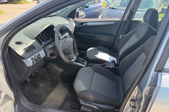 Grå Opel Astra fra 2006