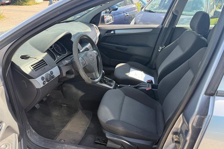 Grå Opel Astra fra 2006