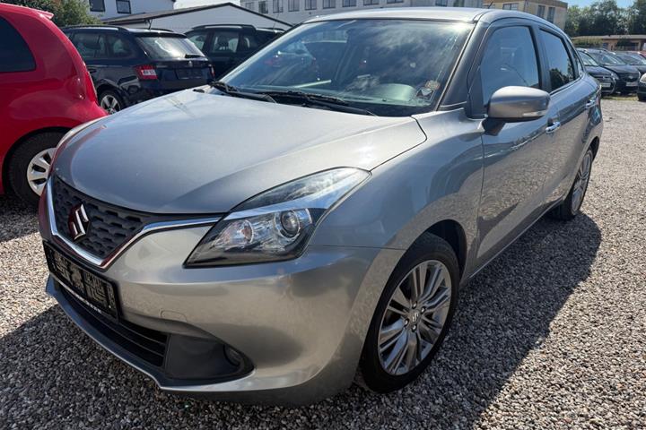 Grå Suzuki Baleno fra 2016 set udefra
