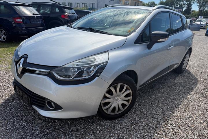Sølv Renault Clio IV fra 2014 set udefra
