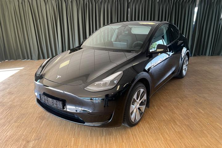 Grøn Tesla Model Y fra 2023 set udefra