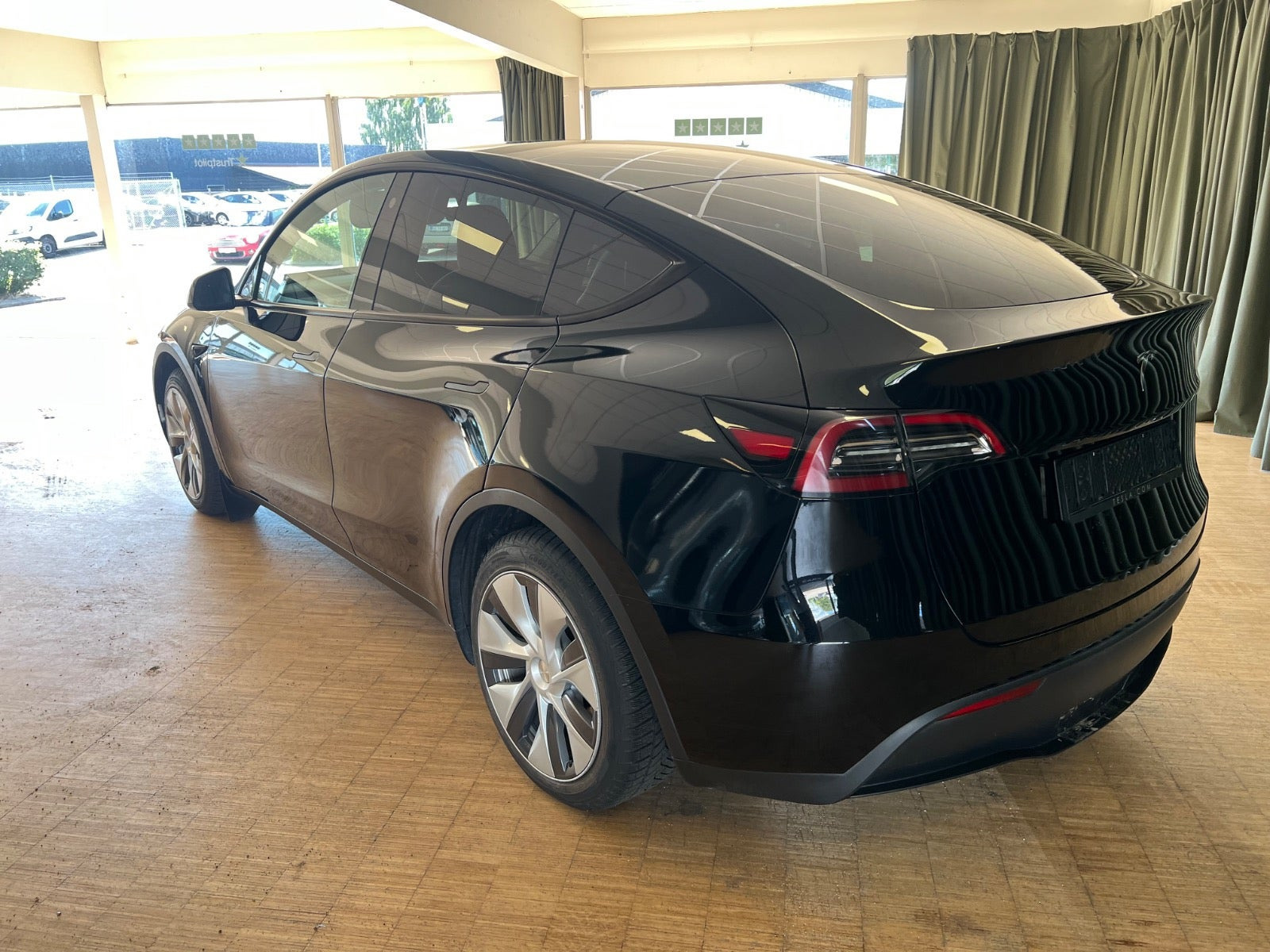 Grøn Tesla Model Y fra 2023