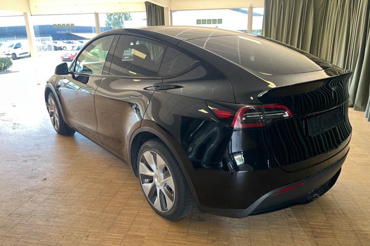Grøn Tesla Model Y fra 2023