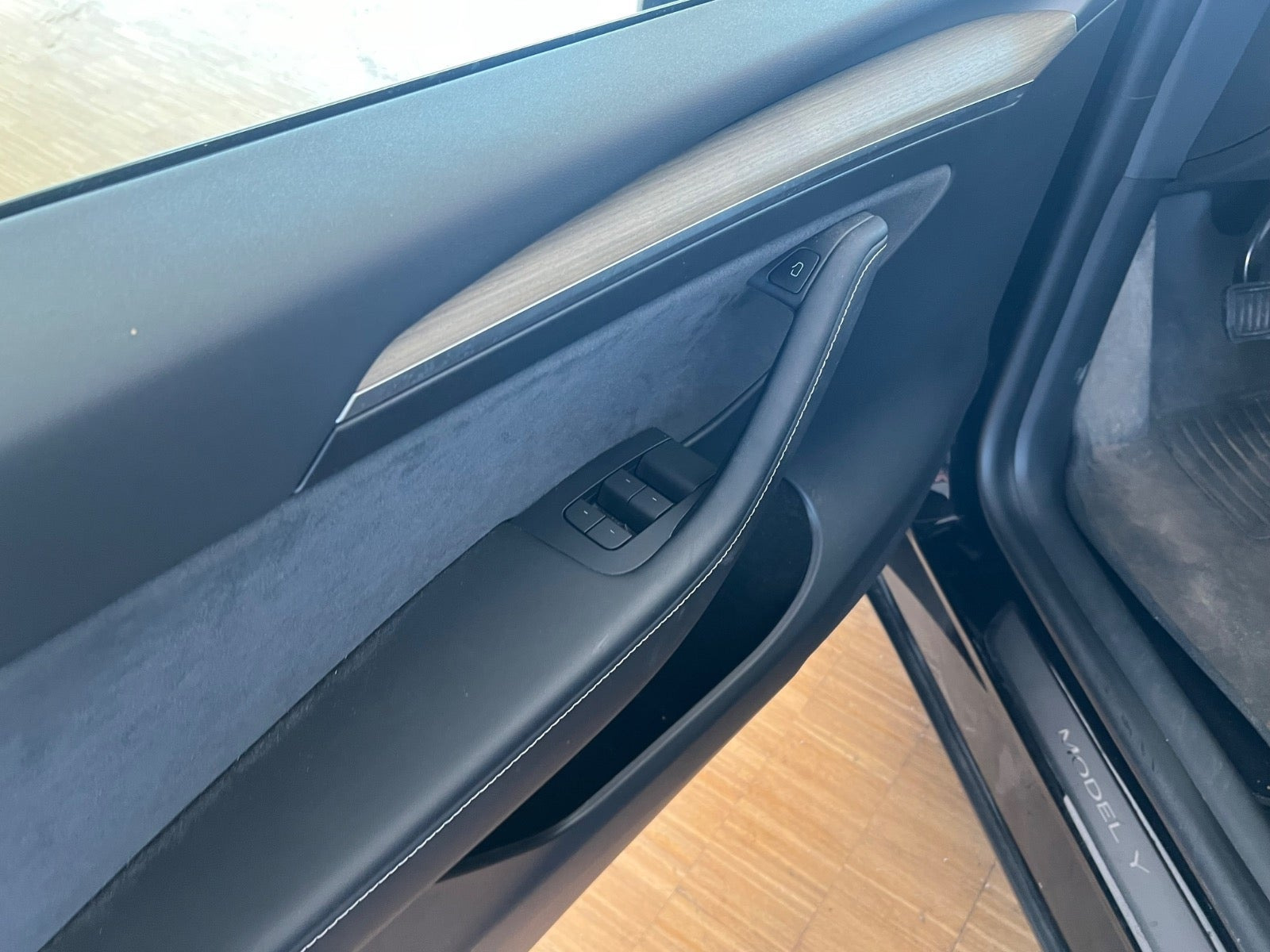 Grøn Tesla Model Y fra 2023
