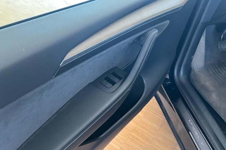 Grøn Tesla Model Y fra 2023