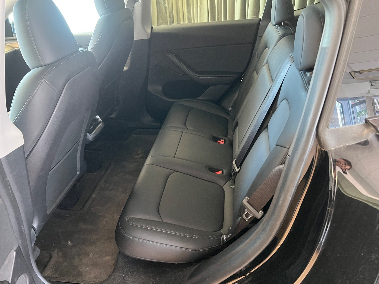 Grøn Tesla Model Y fra 2023