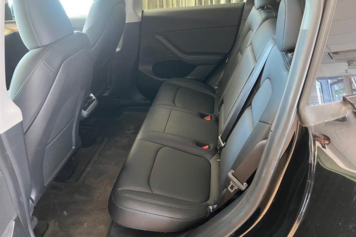 Grøn Tesla Model Y fra 2023