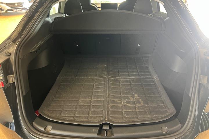Grøn Tesla Model Y fra 2023