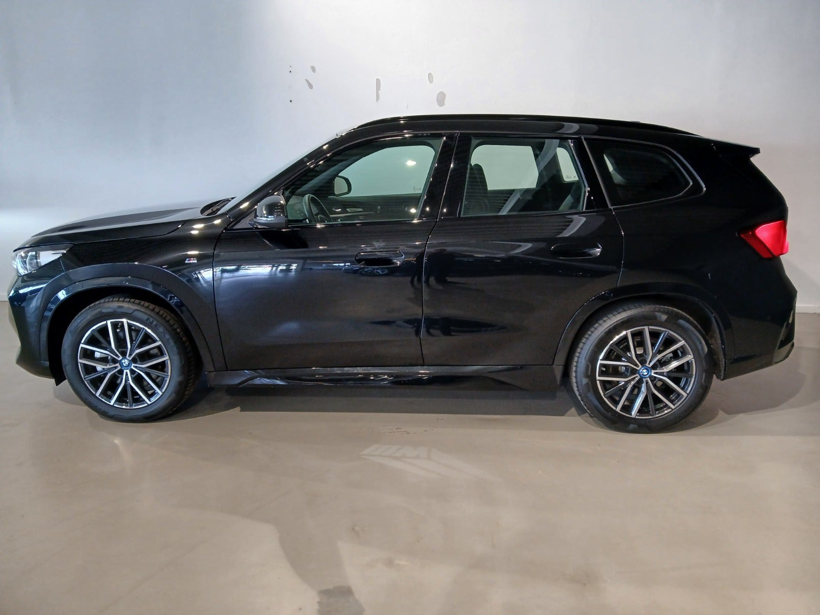 Sort BMW iX1 fra 2025