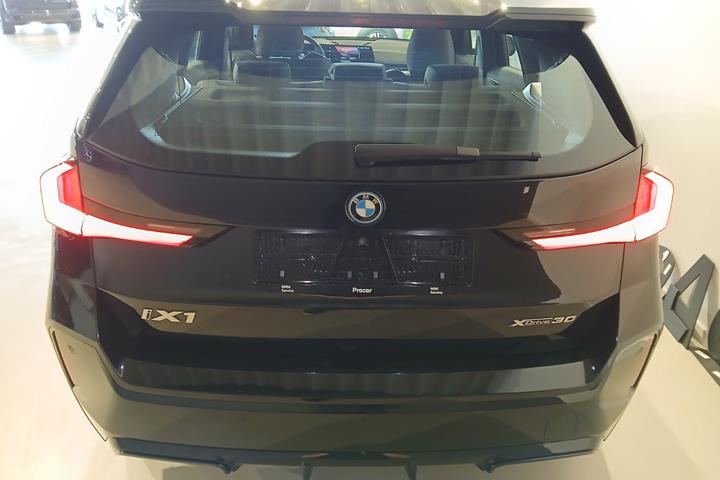 Sort BMW iX1 fra 2025