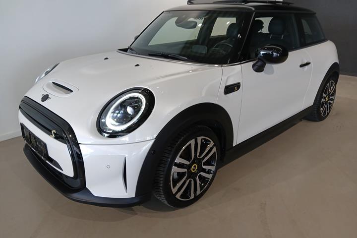 Hvid Mini Cooper SE fra 2023 set udefra