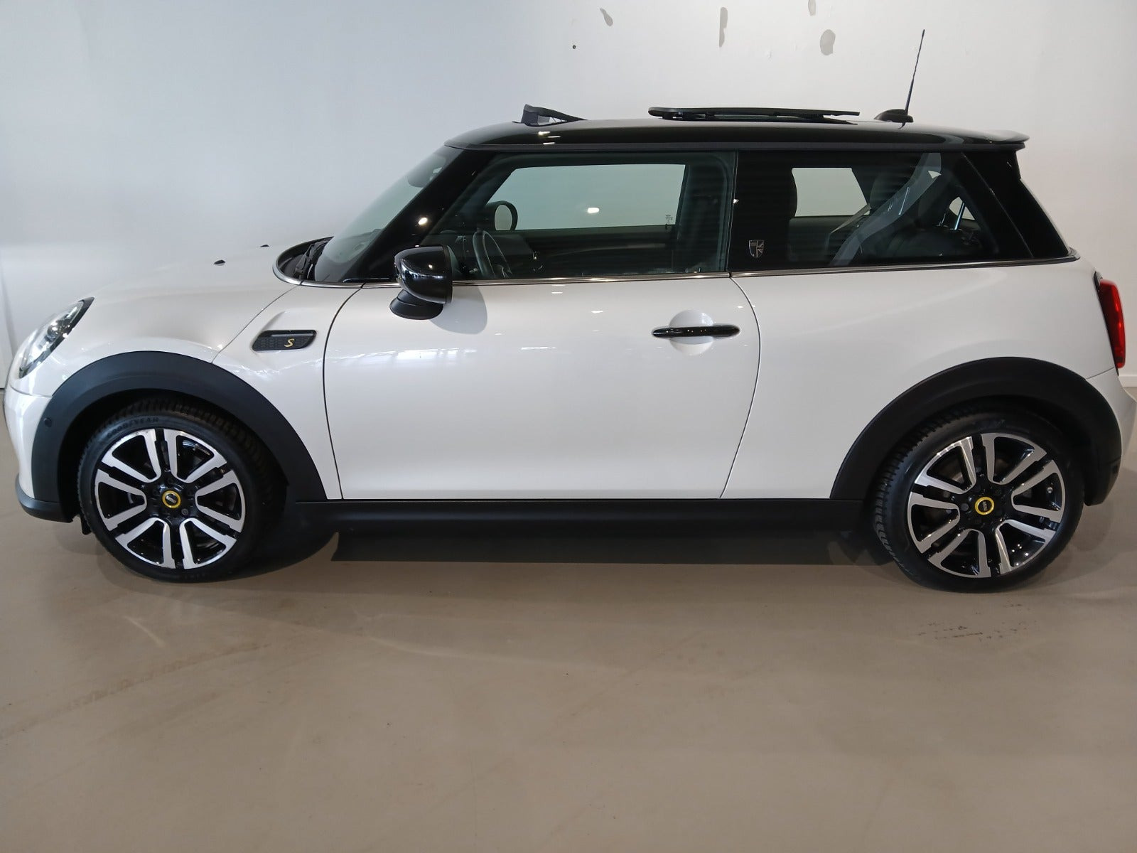 Hvid Mini Cooper SE fra 2023
