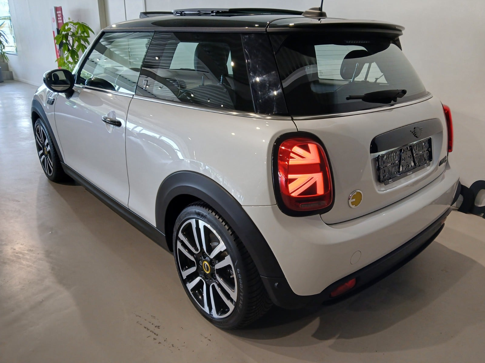 Hvid Mini Cooper SE fra 2023