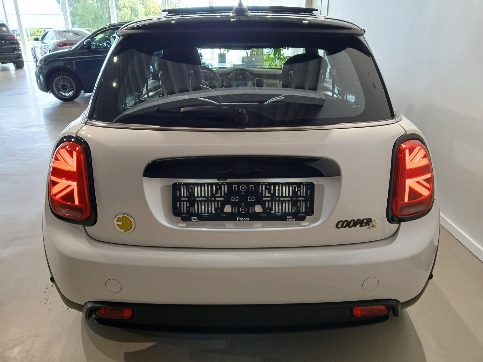 Hvid Mini Cooper SE fra 2023