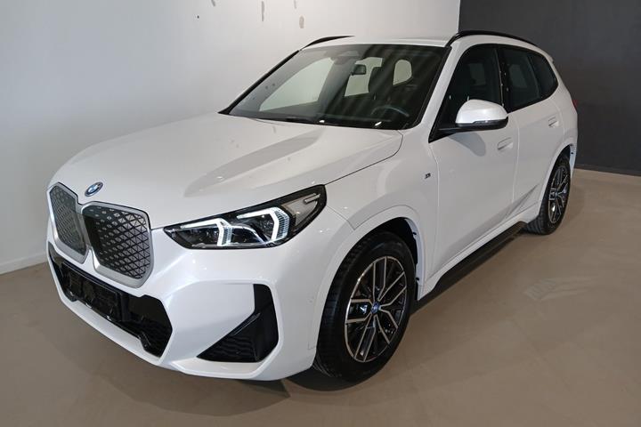 Hvid BMW iX1 fra 2025 set udefra