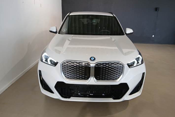 Hvid BMW iX1 fra 2025