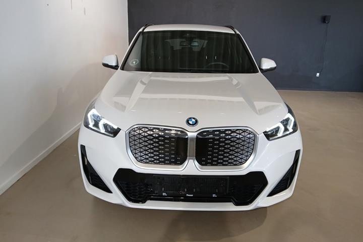 Hvid BMW iX1 fra 2025